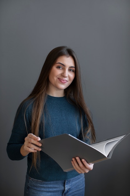 Vista frontal del libro de explotación de mujer sonriente