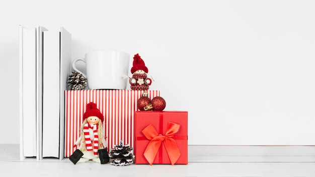 Vista frontal de libros y regalos de navidad.