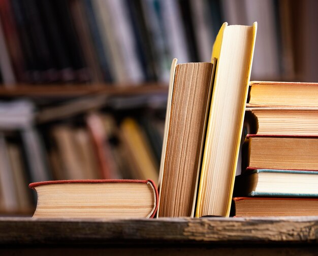 Vista frontal de libros de tapa dura en la biblioteca con espacio de copia