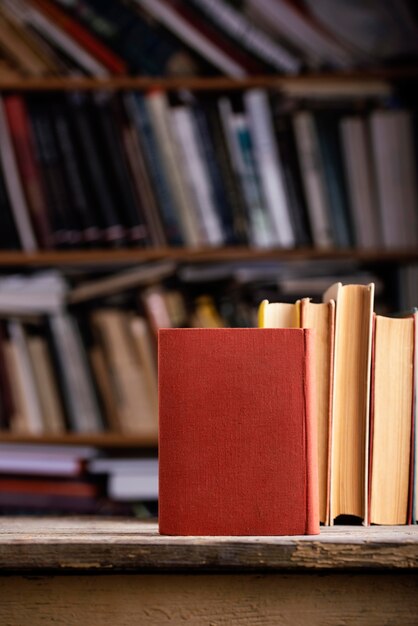 Vista frontal de libros de tapa dura con espacio de copia en la biblioteca