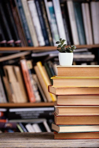 Foto gratuita vista frontal de libros de tapa dura