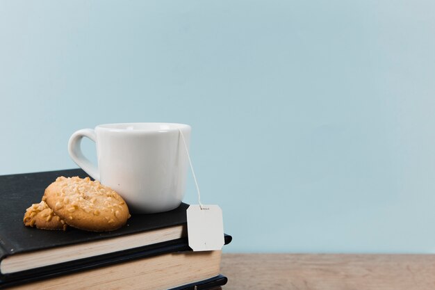 Vista frontal de libros y té con espacio de copia