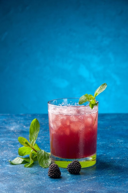 Vista frontal limonada fresca fresca dentro de un vaso pequeño con hielo sobre fondo azul jugo frío bebida agua cóctel de frutas color