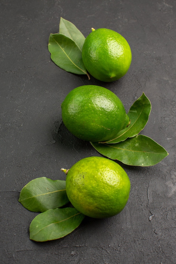 Foto gratuito vista frontal limones amargos frescos sobre fondo oscuro limón fruta cítrica madura suave