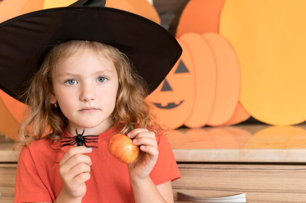 Vista frontal de linda chica con concepto de halloween