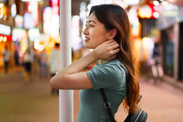 Vista frontal de la linda chica japonesa en tokio