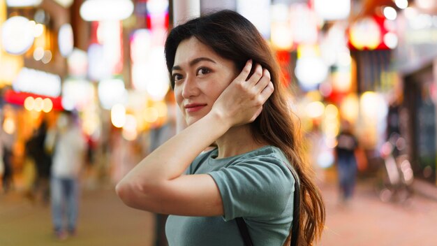 Vista frontal de la linda chica japonesa en tokio