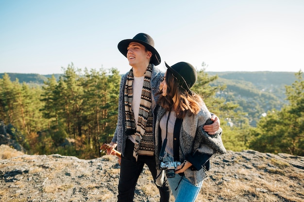 Foto gratuita vista frontal linda pareja en la naturaleza