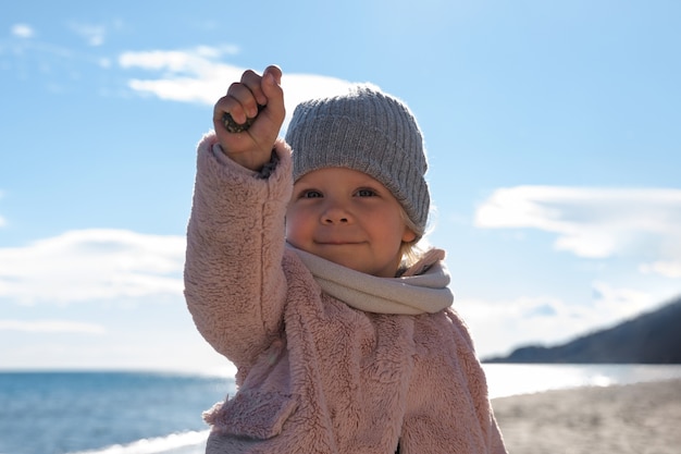 Foto gratuita vista frontal lindo niño en la playa