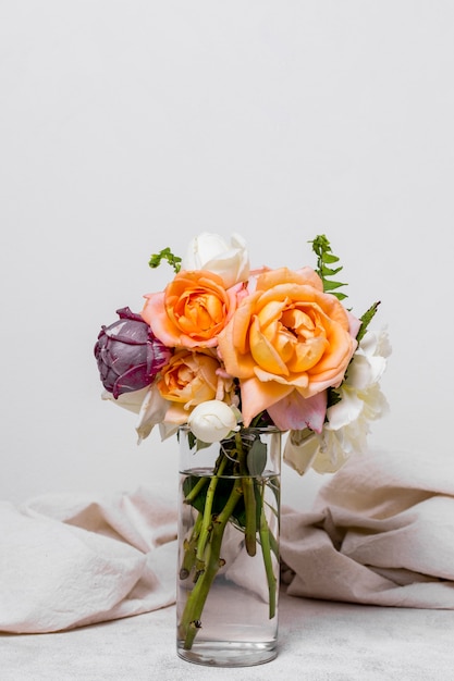 Foto gratuita vista frontal lindo ramo de rosas