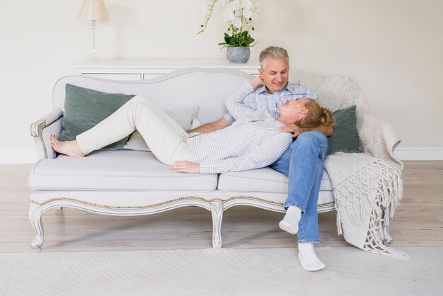 Vista frontal lindo senior hombre y mujer en un sofá