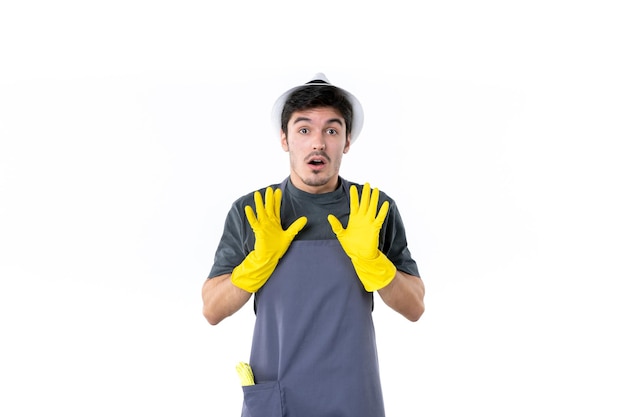 Vista frontal macho joven en guantes amarillos sobre fondo blanco flor arbusto planta trabajo jardín árbol jardinero verde