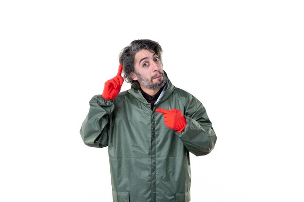 Vista frontal macho joven en guantes rojos sobre fondo blanco flor árbol hombre suelo planta jardín hierba trabajo emoción