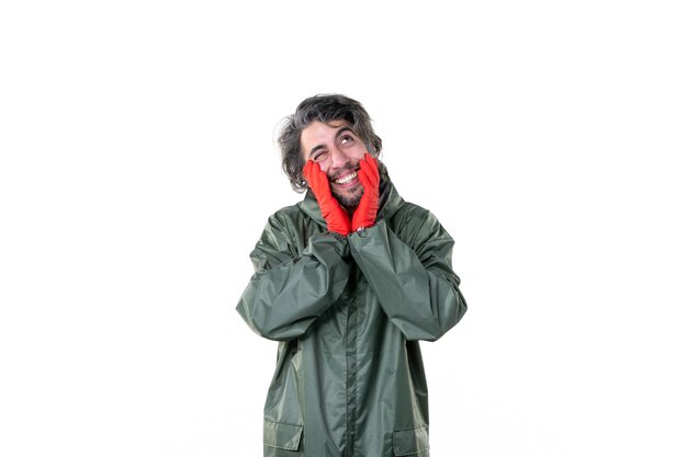 Vista frontal macho joven en guantes rojos sobre fondo blanco flor árbol hombre suelo planta jardín trabajo hierba trabajo