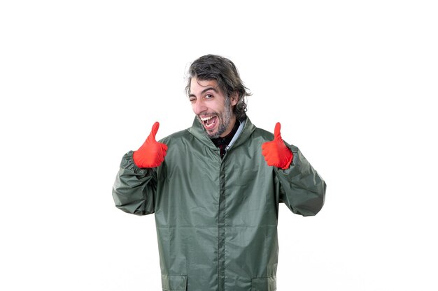 Vista frontal macho joven en guantes rojos sobre fondo blanco flor árbol hombre suelo planta trabajo hierba trabajo emoción