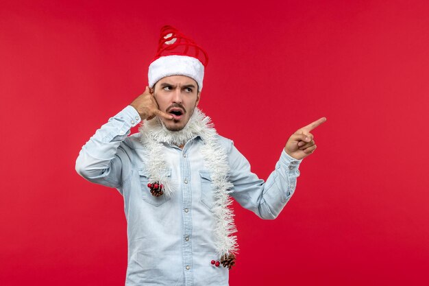 Vista frontal macho joven imitando llamada telefónica, vacaciones de navidad navidad