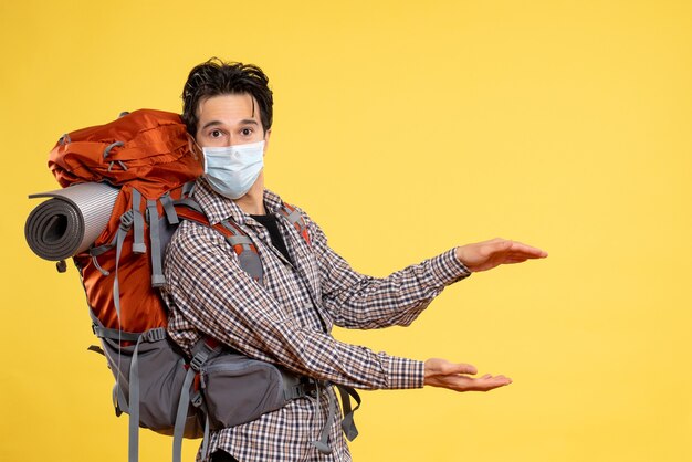 Foto gratuita vista frontal macho joven preparándose para el senderismo en máscara en amarillo