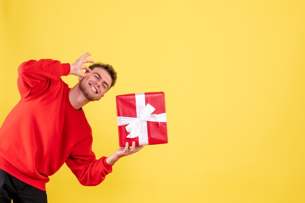 Vista frontal, macho joven, con, regalo de navidad