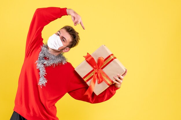 Vista frontal, macho joven, tenencia, regalo de navidad