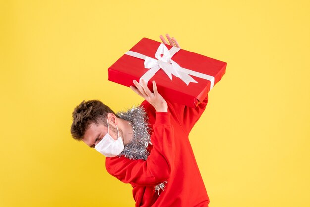 Vista frontal, macho joven, tenencia, regalo de navidad