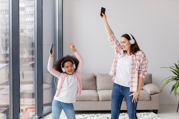 Vista frontal madre bailando con su hija