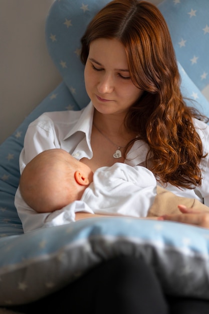 Foto gratuita vista frontal madre con bebé en casa