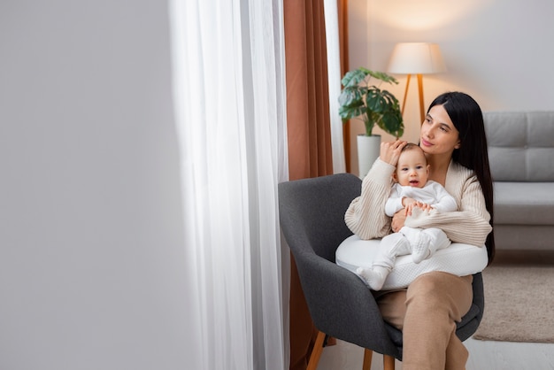 Foto gratuita vista frontal madre con bebé recién nacido