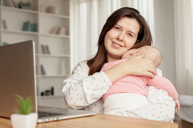 Foto gratuita vista frontal madre en casa