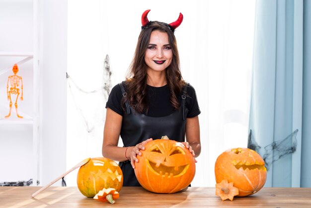 Vista frontal madre en disfraces de halloween