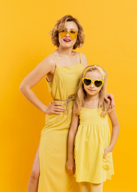 Vista frontal madre e hija con gafas de sol