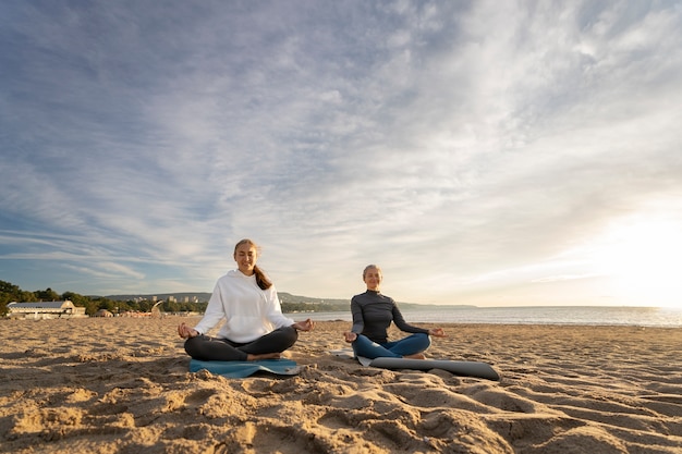 Foto gratuita vista frontal madre e hija haciendo yoga