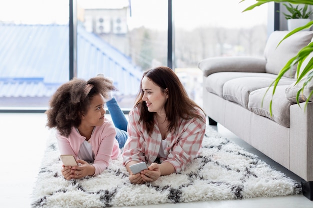 Vista frontal madre e hija mirándose