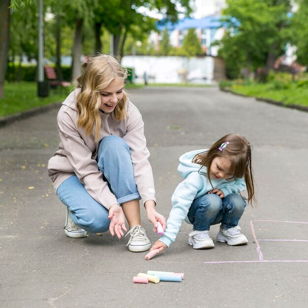 Vista frontal madre e hijo jugando en el parque