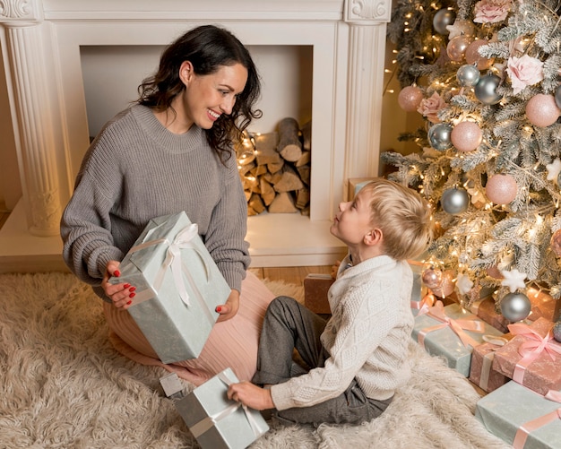 Vista frontal de la madre y el hijo en Navidad