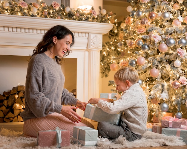 Vista frontal de la madre y el hijo en Navidad