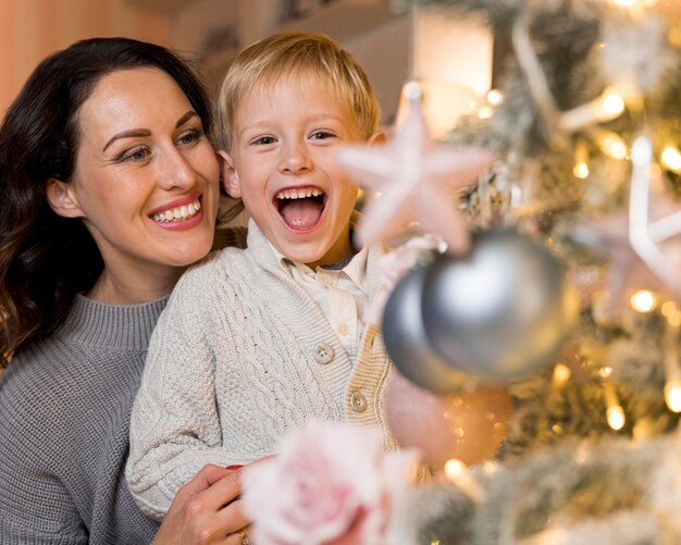 Vista frontal de la madre y el hijo en Navidad