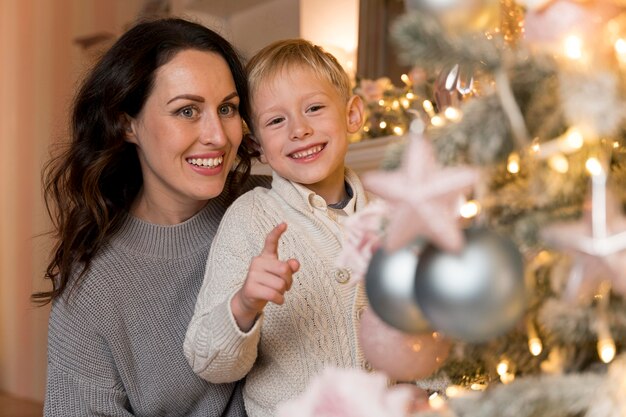 Vista frontal de la madre y el hijo en Navidad