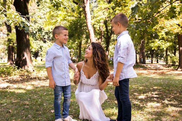 Foto gratuita vista frontal madre con hijos pasar tiempo en el parque