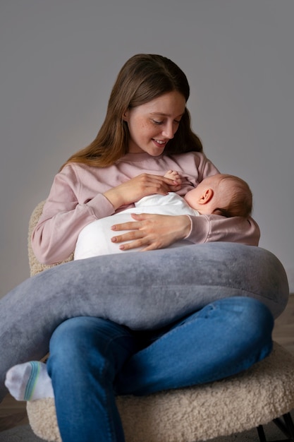 Vista frontal madre con lindo recién nacido