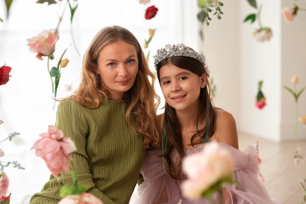 Vista frontal madre y niña en fiesta de quinceañera