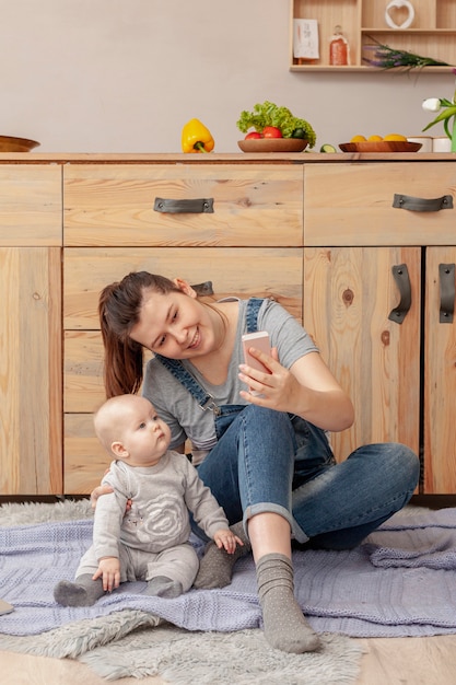 Vista frontal madre con su hijo