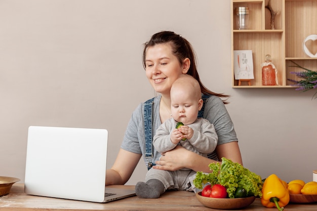 Vista frontal madre con su hijo