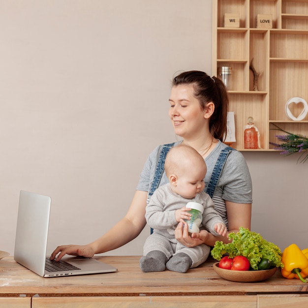 Vista frontal madre con su hijo