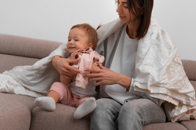 Foto gratuita vista frontal madre vistiendo bebé