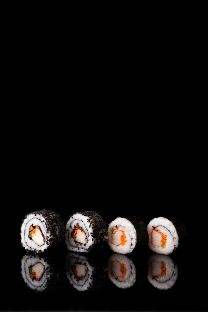 Vista frontal maki sushi con espacio de copia