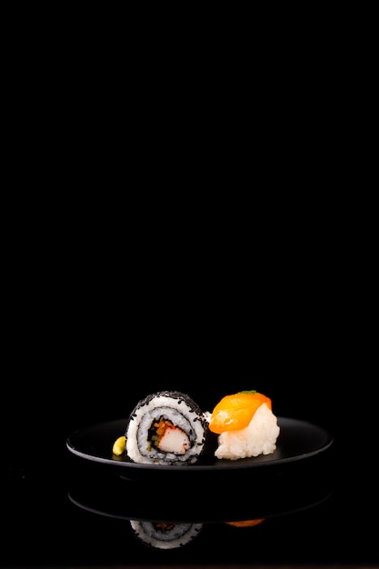 Vista frontal maki sushi y nigiri con espacio de copia