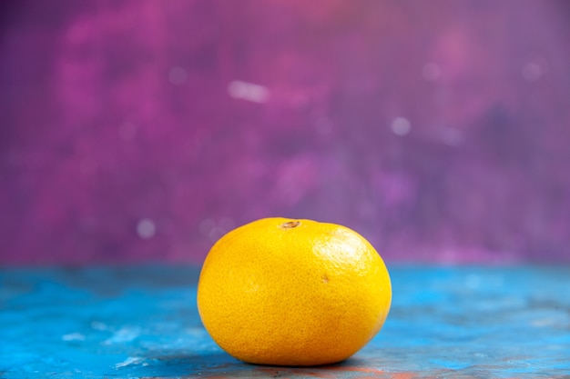 Vista frontal de mandarina fresca en mesa de color