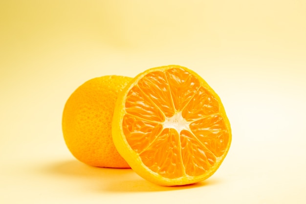 Vista frontal mandarinas frescas en mesa blanca