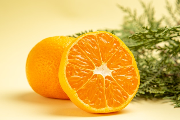 Vista frontal mandarinas frescas en mesa blanca