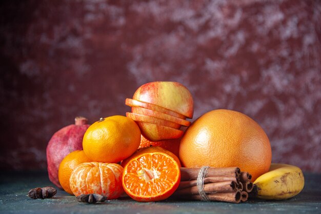 Vista frontal mandarinas frescas sobre fondo oscuro fruta cítrica cítricos sabor a árbol maduro jugo de color